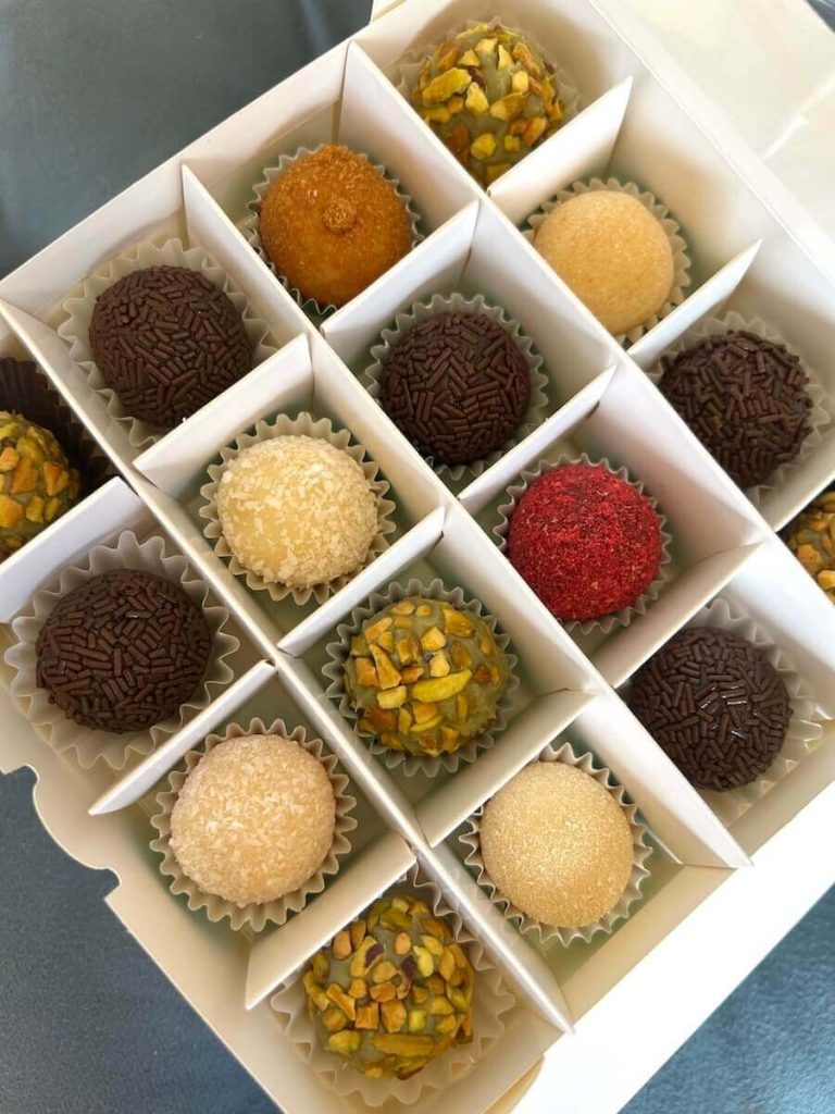 Box of 16 brigadeiros diagonal